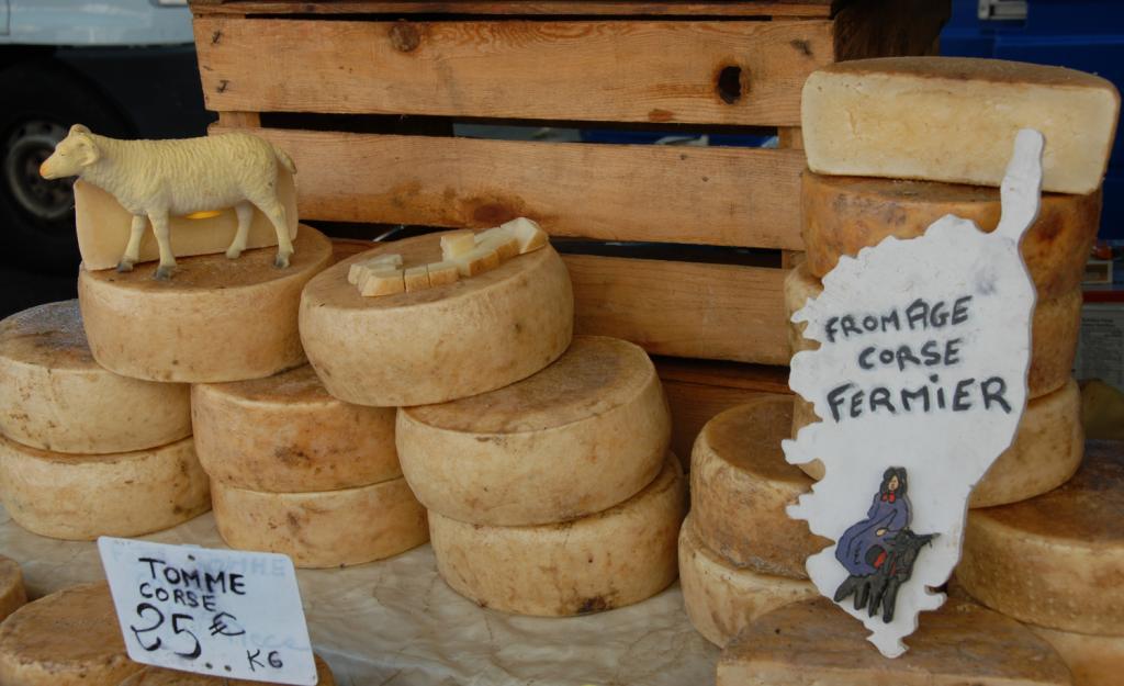 Stand de marché de fromages corses